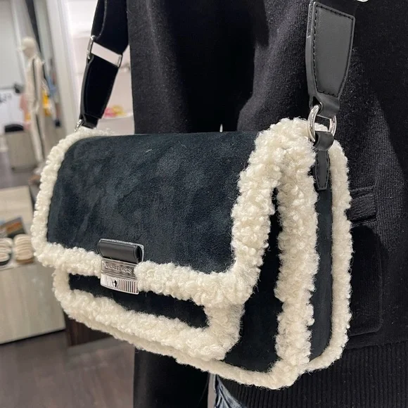 MICHAEL KORS Bradshaw Medium Suede and Faux Shearling Messenger Bag
Black
NWT - Picture 13 of 16